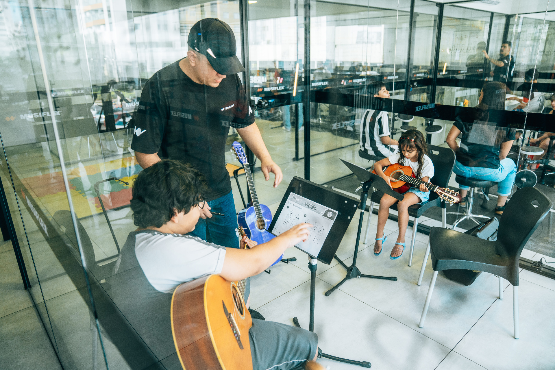 Aula de violão na Musiflex